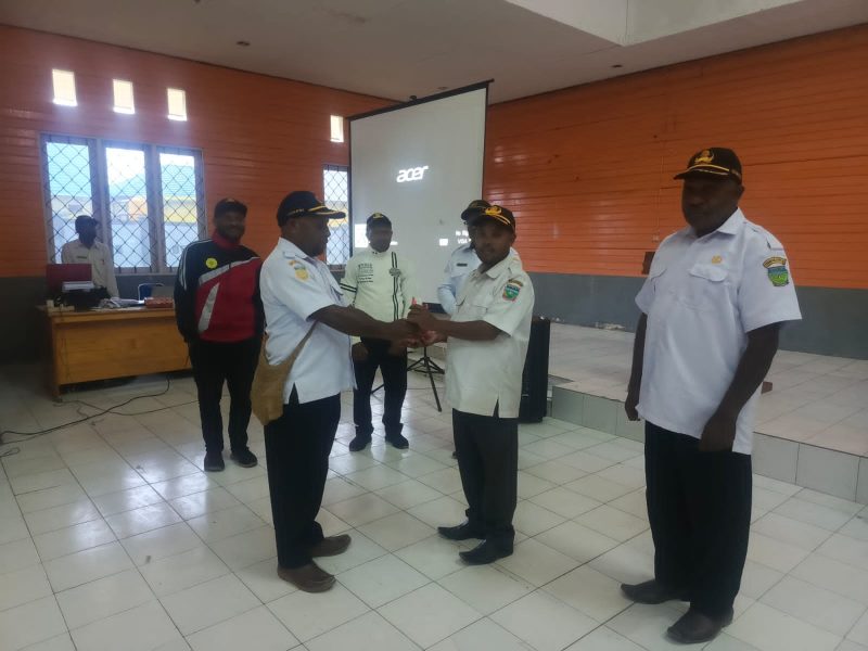 Kepala Dinas Pertanian Kabupaten Deiyai, Aleks Pigai, M.Pd, menyerahkan vaksin dan obat ternak kepada Kepala Bidang Peternakan, Alfons Tekege, S.Pt, dalam acara launching Pusat Kesehatan Hewan (PKH) di Aula Sekwan, Deiyai, Rabu (8/10/2025).
