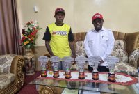 Pengurus IMI Deiyai, John Mote, menyerahkan trofi Juara Umum ke-2 Kejurnas Motoprix kepada Bupati Deiyai, Melkianus Mote.