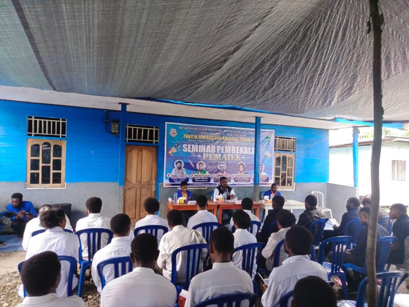 IPPMA KEDEGAPO Nabire bekali 24 mahasiswa/i dengan materi kunci seperti Dasar Organisasi, Etika Pergaulan, dan Manajemen Waktu dalam Seminar & Orientasi 2025. Wadah penting untuk membentuk karakter mahasiswa.