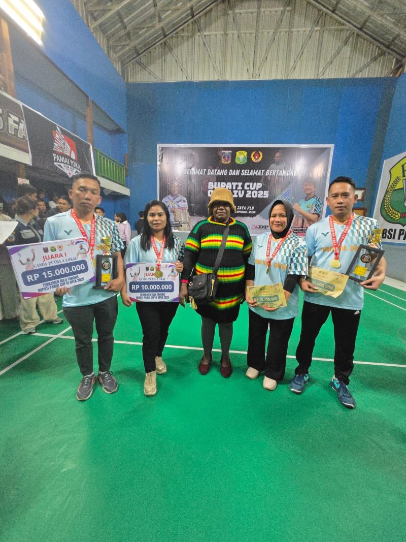 JUARA! Deiyai membawa pulang dua gelar dari Turnamen Badminton Bupati Paniai Cup 4 Open.