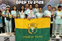Pasangan ganda putra asal Deiyai, Rudy dan Medy, berpose bersama piala kemenangan usai menjuarai Turnamen Badminton Bupati Paniai Cup 4 Open di GOR Afri Jaya Enarotali.
