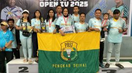 Pasangan ganda putra asal Deiyai, Rudy dan Medy, berpose bersama piala kemenangan usai menjuarai Turnamen Badminton Bupati Paniai Cup 4 Open di GOR Afri Jaya Enarotali.
