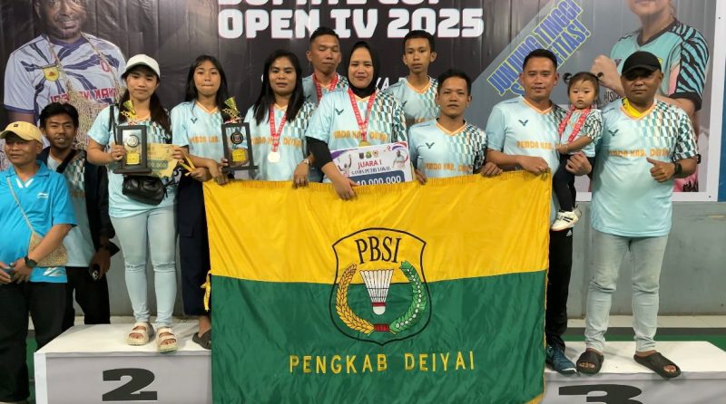 Pasangan ganda putra asal Deiyai, Rudy dan Medy, berpose bersama piala kemenangan usai menjuarai Turnamen Badminton Bupati Paniai Cup 4 Open di GOR Afri Jaya Enarotali.
