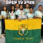 Pasangan ganda putra asal Deiyai, Rudy dan Medy, berpose bersama piala kemenangan usai menjuarai Turnamen Badminton Bupati Paniai Cup 4 Open di GOR Afri Jaya Enarotali.
