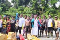 Kepala Dinas Kesehatan bersama timnya saat meninjau dan menyalurkan bantuan di wilayah distrik Bowobado dan Kapiraya yang terpencil menggunakan Helikopter. 