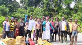 Kepala Dinas Kesehatan bersama timnya saat meninjau dan menyalurkan bantuan di wilayah distrik Bowobado dan Kapiraya yang terpencil menggunakan Helikopter. 