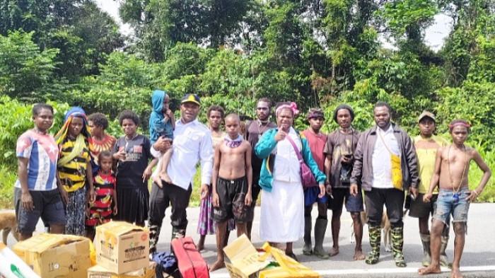 Kepala Dinas Kesehatan bersama timnya saat meninjau dan menyalurkan bantuan di wilayah distrik Bowobado dan Kapiraya yang terpencil menggunakan Helikopter. 