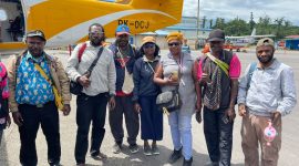 Kepala Dinsos Deiyai, Yulita Mote, (tengah) bersama rombongan saat berangkat ke Distrik Kapiraya pada Sabtu (11/10/2025).