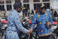 Bupati Deiyai, Melkianus Mote, S.T., secara simbolis menyerahkan 31 unit Kendaraan Dinas (Kendis) roda dua dan roda empat kepada Kantor Setda dan Inspektorat, Jumat (17/10/2025).