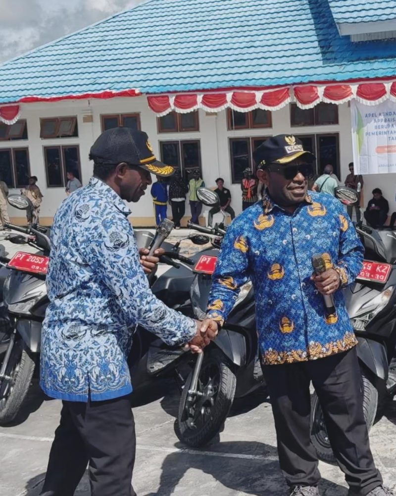 Bupati Deiyai, Melkianus Mote, S.T., secara simbolis menyerahkan 31 unit Kendaraan Dinas (Kendis) roda dua dan roda empat kepada Kantor Setda dan Inspektorat, Jumat (17/10/2025).