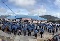 Bupati Deiyai, Melkianus Mote, S.T., memimpin Apel KORPRI di halaman Kantor Bupati, Jumat (17/10/2025). 