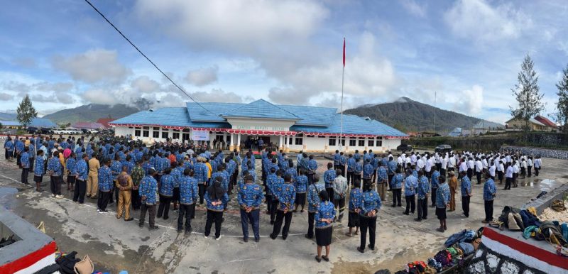 Bupati Deiyai, Melkianus Mote, S.T., memimpin Apel KORPRI di halaman Kantor Bupati, Jumat (17/10/2025). 