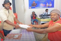 Andi Mote, Ketua PBVSI Kabupaten Deiyai, saat mendaftarkan kontingennya di Nabire (17/10/2025).