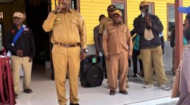 Asisten II Deiyai, Mesak Pakage, S.Sos., secara resmi membuka kegiatan Pembinaan Lembaga Pelatihan Kerja Swasta (LPKS) dan menekankan pentingnya pelatihan kompetensi sebagai langkah strategis peningkatan SDM daerah di Kantor Dinas Tenaga Kerja, Waghete.
