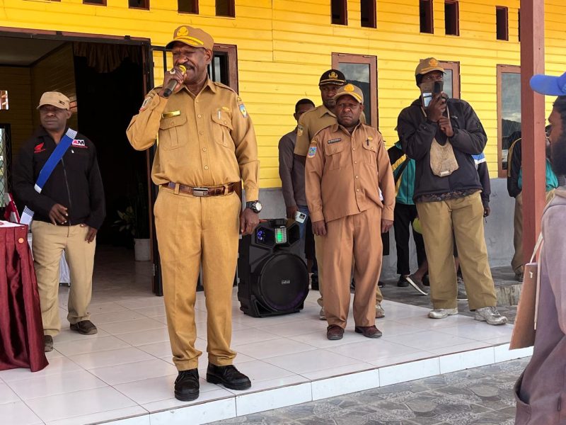 Asisten II Deiyai, Mesak Pakage, S.Sos., secara resmi membuka kegiatan Pembinaan Lembaga Pelatihan Kerja Swasta (LPKS) dan menekankan pentingnya pelatihan kompetensi sebagai langkah strategis peningkatan SDM daerah di Kantor Dinas Tenaga Kerja, Waghete.
