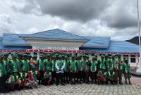 Bupati foto bersama dengan Tim Hijau usai Apel pelepasan di halaman Kantor Bupati pada Rabu, 22/10/2025.