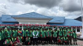 Bupati foto bersama dengan Tim Hijau usai Apel pelepasan di halaman Kantor Bupati pada Rabu, 22/10/2025.