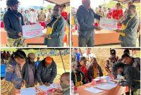 Bupati Deiyai menyerahkan amplop berisi pembayaran tunai kepada perwakilan pemilik lahan atau komunitas sopir, di dampingi pejabat terkait