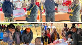 Bupati Deiyai menyerahkan amplop berisi pembayaran tunai kepada perwakilan pemilik lahan atau komunitas sopir, di dampingi pejabat terkait