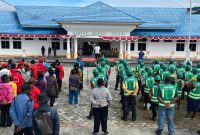 Kepala OPD, ASN, dan Pasukan Hijau Kabupaten Deiyai berbaris dalam Apel Gabungan, 24/10/2025.