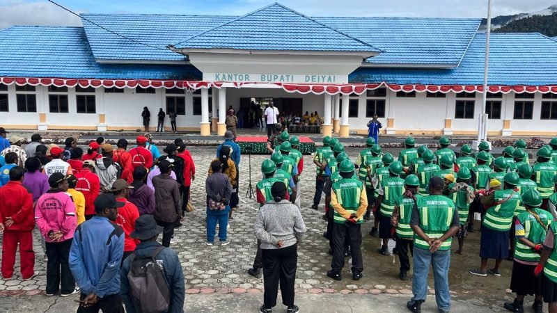 Kepala OPD, ASN, dan Pasukan Hijau Kabupaten Deiyai berbaris dalam Apel Gabungan, 24/10/2025.