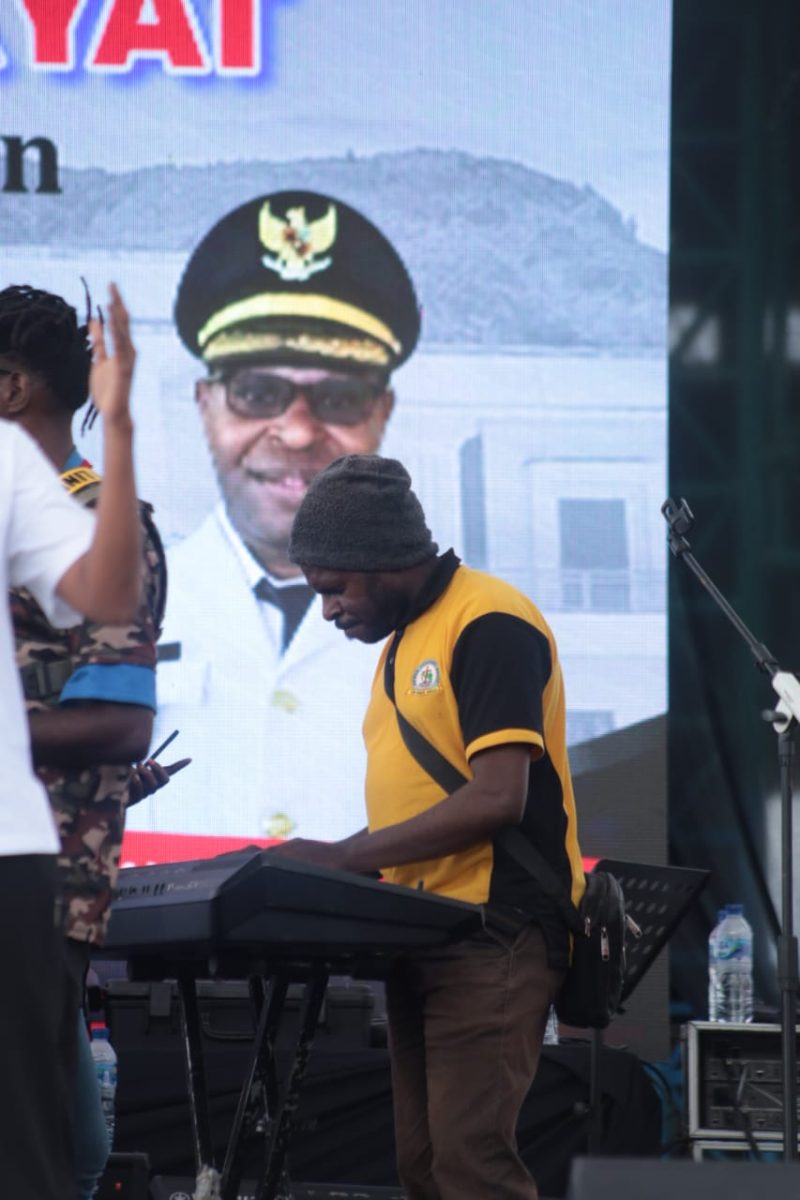 Simion Kotouki Player Keyboard Meeuwodide band dan Guitaris. 