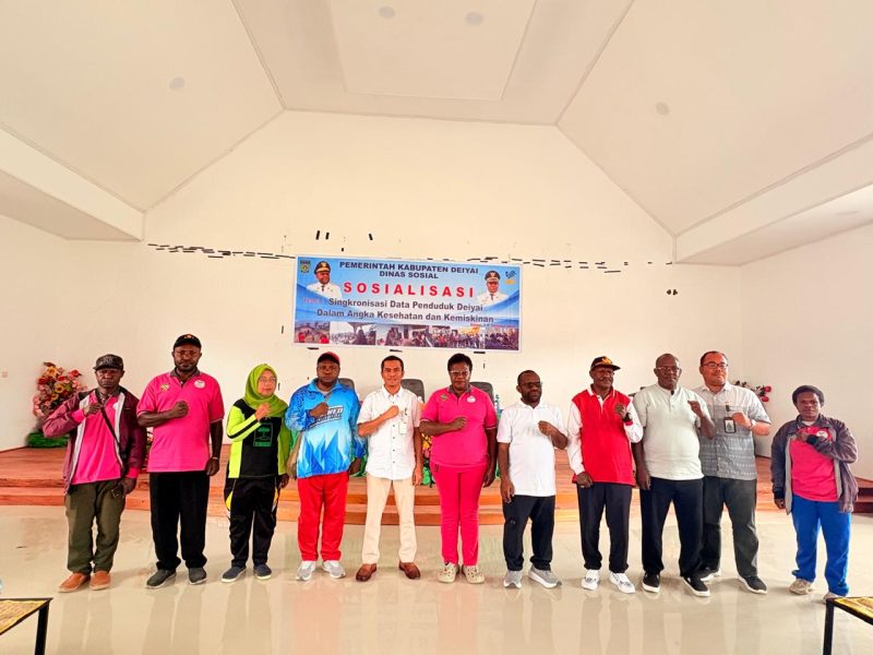 Foto bersama Bupati, Asisten II, Kepala Dinas Sosial, Kepala OPD Kominfo, Kepala INSPEKTORAT, BPS, BPJS kepala bidang Dinas sosial usai pembukaan acara sosialisasi pada 24/10/2025.