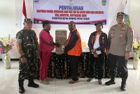 Asisten I Simon Mote, S.STP saat menyerahkan uang sebesar 13 Milyar kepada Kepala Dinas Sosial pada 24/10/2025