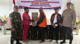 Asisten I Simon Mote, S.STP saat menyerahkan uang sebesar 13 Milyar kepada Kepala Dinas Sosial pada 24/10/2025