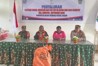 Kepala Dinas Sosial Deiyai, Yulita Mote (kanan), bersama Asisten I Simon Mote (kiri) menyerahkan secara simbolis Bansos Sembako dan PKH Tahap III senilai Rp13 Miliar, menandai dimulainya distribusi bantuan kepada masyarakat Deiyai, Jumat (24/10).