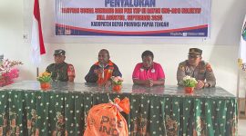 Kepala Dinas Sosial Deiyai, Yulita Mote (kanan), bersama Asisten I Simon Mote (kiri) menyerahkan secara simbolis Bansos Sembako dan PKH Tahap III senilai Rp13 Miliar, menandai dimulainya distribusi bantuan kepada masyarakat Deiyai, Jumat (24/10).