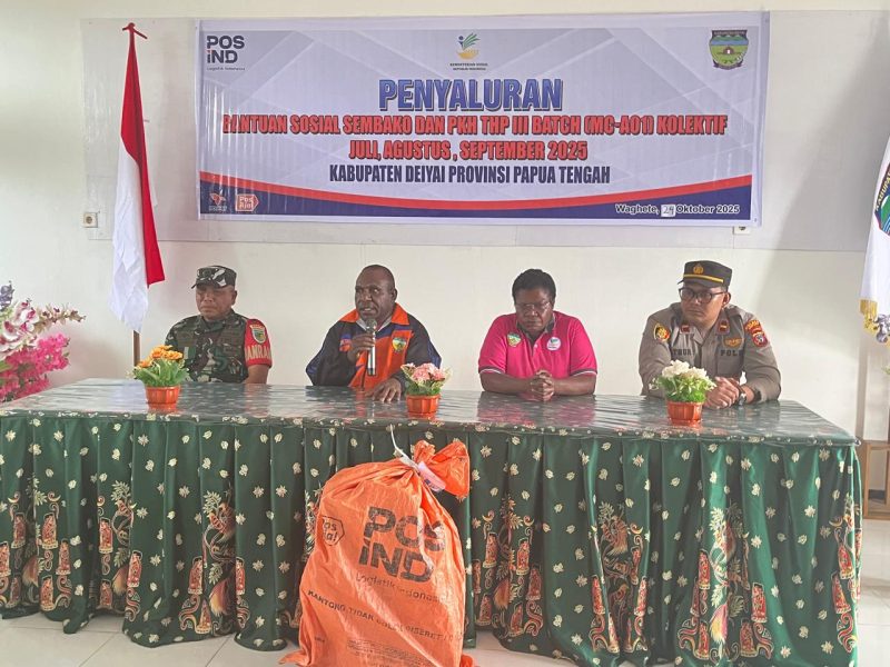 Kepala Dinas Sosial Deiyai, Yulita Mote (kanan), bersama Asisten I Simon Mote (kiri) menyerahkan secara simbolis Bansos Sembako dan PKH Tahap III senilai Rp13 Miliar, menandai dimulainya distribusi bantuan kepada masyarakat Deiyai, Jumat (24/10).