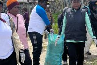 Wakil Bupati Deiyai, Bapak Ayub Pigome, turun langsung memimpin aksi bersih-bersih kota bersama ASN dan tenaga kontrak di Pasar Waghete, Jumat (24/10/2025).
