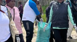 Wakil Bupati Deiyai, Bapak Ayub Pigome, turun langsung memimpin aksi bersih-bersih kota bersama ASN dan tenaga kontrak di Pasar Waghete, Jumat (24/10/2025).
