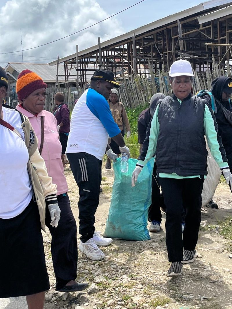 Wakil Bupati Deiyai, Bapak Ayub Pigome, turun langsung memimpin aksi bersih-bersih kota bersama ASN dan tenaga kontrak di Pasar Waghete, Jumat (24/10/2025).

