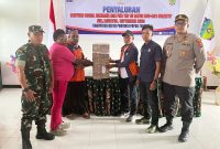 Asisten I Sekda Deiyai, Simon Mote, didampingi Kepala Dinas Sosial Yulita Mote, menyerahkan secara simbolis bantuan sosial tahap III di Aula Sekda Deiyai, Jumat (24/10/2025).