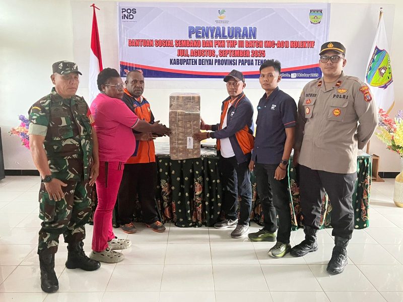 Asisten I Sekda Deiyai, Simon Mote, didampingi Kepala Dinas Sosial Yulita Mote, menyerahkan secara simbolis bantuan sosial tahap III di Aula Sekda Deiyai, Jumat (24/10/2025).