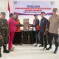 Asisten I Sekda Deiyai, Simon Mote, didampingi Kepala Dinas Sosial Yulita Mote, menyerahkan secara simbolis bantuan sosial tahap III di Aula Sekda Deiyai, Jumat (24/10/2025).