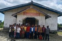 Anace Yuppy foto bersama masyarakat usai ibadah bersama di halaman gereja pada 21/10/2025