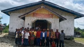 Anace Yuppy foto bersama masyarakat usai ibadah bersama di halaman gereja pada 21/10/2025