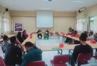 Donatus Mote (tengah), anggota DPRP Papua Tengah, berdiskusi dengan mahasiswa asal Papua Tengah di Aula STPMD APMD Yogyakarta (24/10/2025).