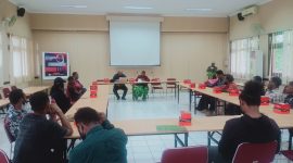 Donatus Mote (tengah), anggota DPRP Papua Tengah, berdiskusi dengan mahasiswa asal Papua Tengah di Aula STPMD APMD Yogyakarta (24/10/2025).