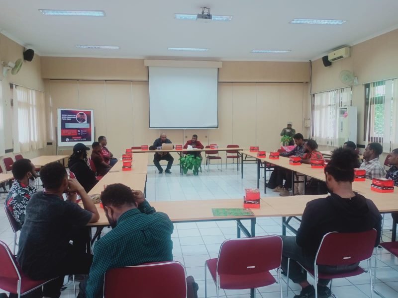 Donatus Mote (tengah), anggota DPRP Papua Tengah, berdiskusi dengan mahasiswa asal Papua Tengah di Aula STPMD APMD Yogyakarta (24/10/2025).