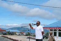 Bupati Deiyai, Melkianus Mote, S.T., memimpin apel gabungan di halaman kantor bupati pada Jumat (24/10/2025). 