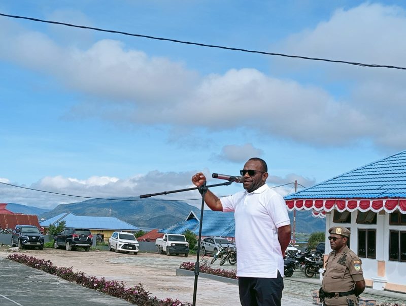 Bupati Deiyai, Melkianus Mote, S.T., memimpin apel gabungan di halaman kantor bupati pada Jumat (24/10/2025). 