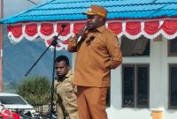 Wakil Bupati Ayub Pigome saat pimpin Apel Gabungan di halaman kantor Bupati pada Senin, 27/10/2024