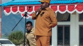 Wakil Bupati Ayub Pigome saat pimpin Apel Gabungan di halaman kantor Bupati pada Senin, 27/10/2024