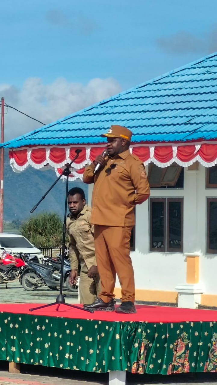 Wakil Bupati Ayub Pigome saat pimpin Apel Gabungan di halaman kantor Bupati pada Senin, 27/10/2024