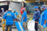 Pemuda KNPI Kabupaten Deiyai bersama sejumlah Kepala OPD turun langsung membersihkan kawasan Pasar Waghete, Selasa (28/10/2025). 