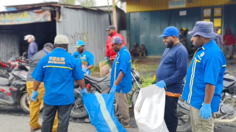 Pemuda KNPI Kabupaten Deiyai bersama sejumlah Kepala OPD turun langsung membersihkan kawasan Pasar Waghete, Selasa (28/10/2025). 